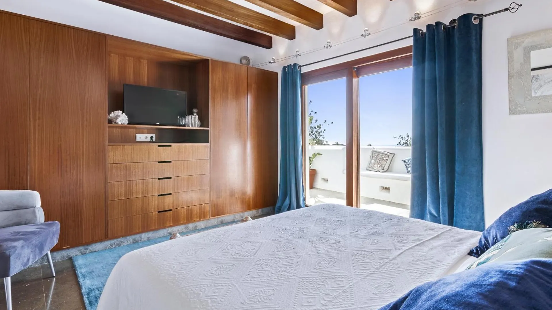 Can Skye Sant Carles de Peralta 0*,